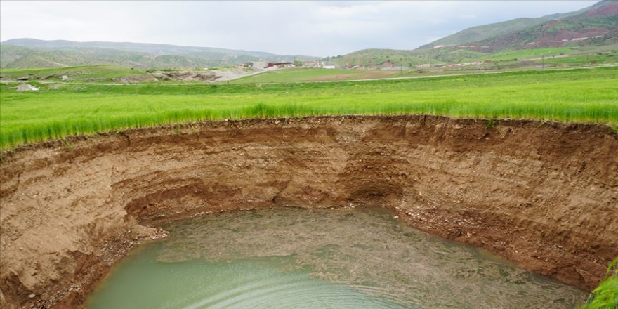 Siirt'te buğday tarlasında 40 metre çapında obruk oluştu