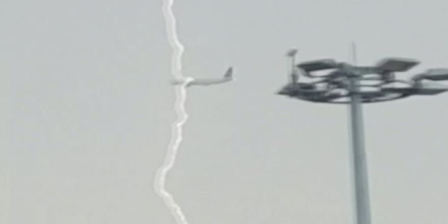 THY uçağına yıldırım çarptı