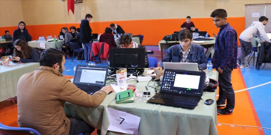 Liseliler 36 saatlik maratonda kodlama yaptılar