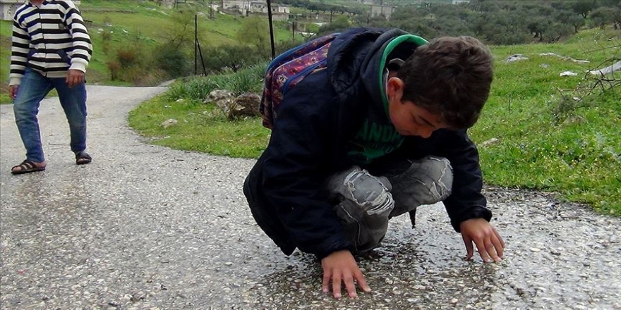 Okula sürünerek değil yürüyerek gitmek istiyor