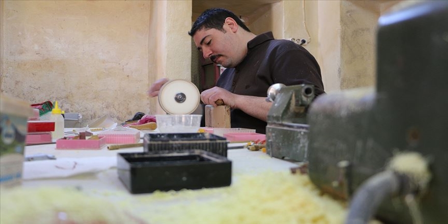 Şanlıurfa'da Osmanlı usulü çarkla tespih yapıyor