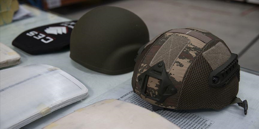 Avrupalı askeri "Türk miğferi" koruyor