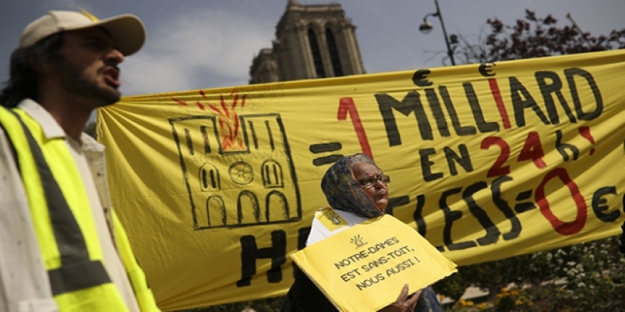 Notre Dame dışındaki evsizlerin isyanı: Bizim de çatıya ihtiyacımız var