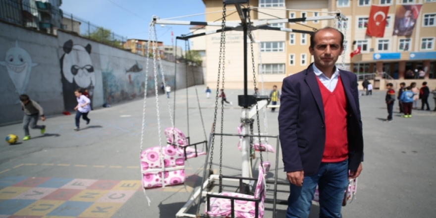 Dönme dolap geleneğini mahalle aralarında yaşatıyor