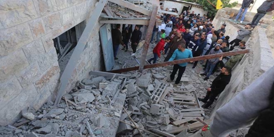 İsrail işgal güçleri şehit ettiği Filistinlinin evini yıktı