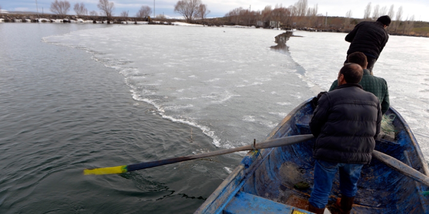 Çıldır'daki balıkçılar av için buzların erimesini bekliyor