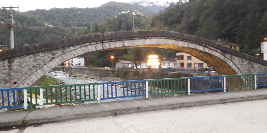Rize'deki avizeli köprü görenleri şaşırtıyor