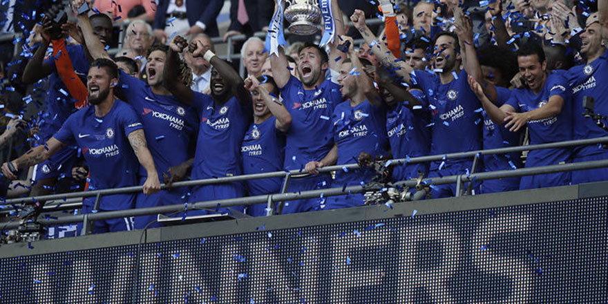 İngiltere'de çok konuşulan şampanya ve Ramazan kararı