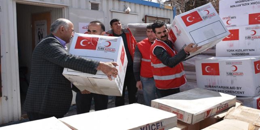 Türk Kızılaydan Hakkari'de evleri zarar gören ailelere yardım