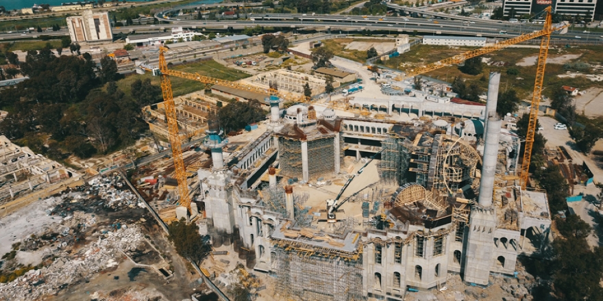 İzmir'de Ege Bölgesi'nin en büyük camisinin yapımı sürüyor
