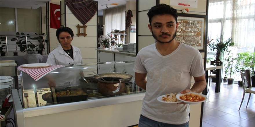 Cama asılan fişlerle 'askıda yemek'ten yararlanıyorlar