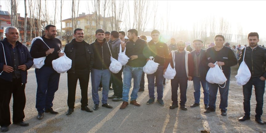 Asker adayları 'azık torbası'yla uğurlandı
