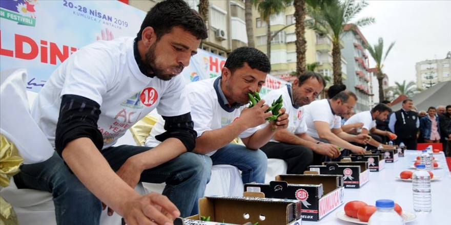 En çok acı biberi yemek için yarıştılar