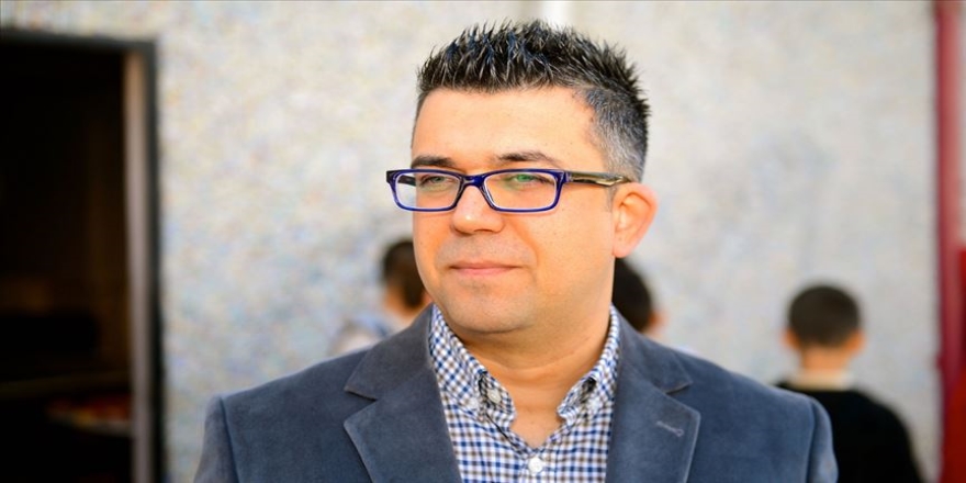 Öğretmen, öğrencilerine İngilizce öğretmek için 'kantinci' oldu