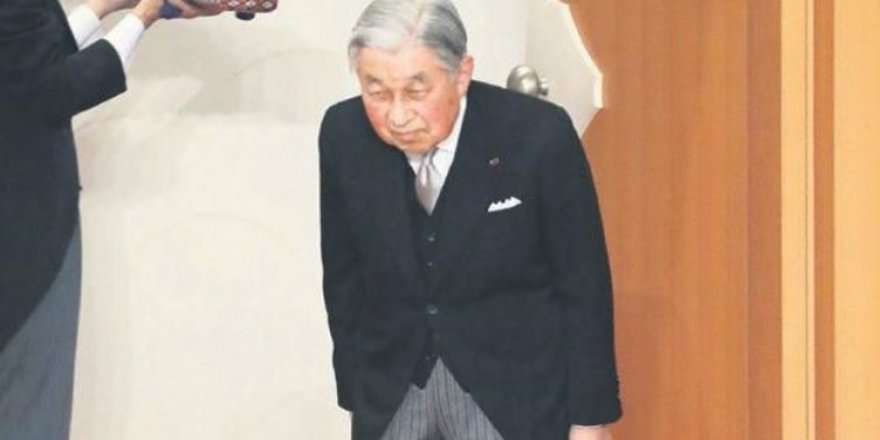 İlk kez bir imparator taht bıraktı