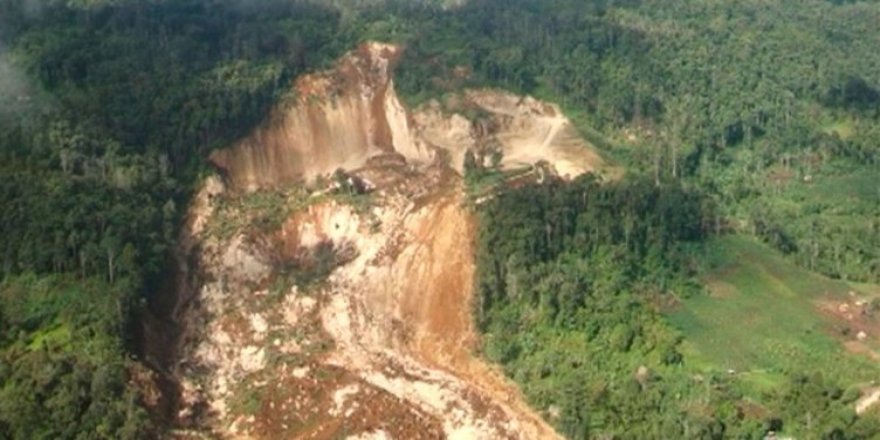 Bolivya'da toprak kayması: 17 bina yıkıldı