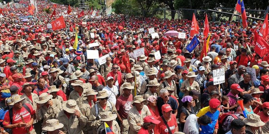 Venezuela'da hükümet destekçileri sokakta