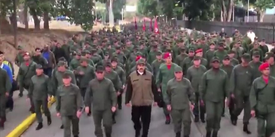 Maduro askerlerle yürüyerek gövde gösterisi yaptı