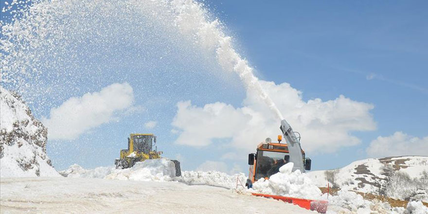 Tarih 25 Mayıs, köy yolları kardan kapandı