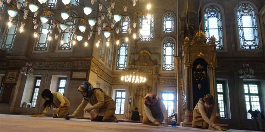 Eyüp Sultan Camisi gül suyuyla temizlendi