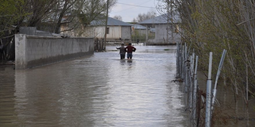 Muş selle boğuşuyor