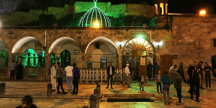 Teravihi kılan Said Nursi'nin mezarına uğradı