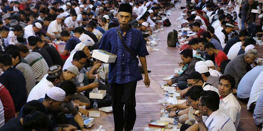 Dünyanın en büyük Müslüman ülkesi Endonezya'da ilk iftar heyecanı