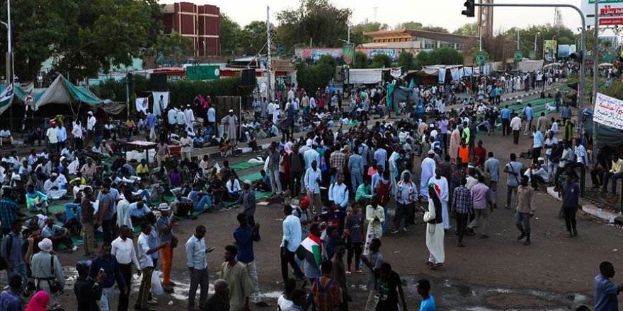 Sudan meydanlarında ilk iftar