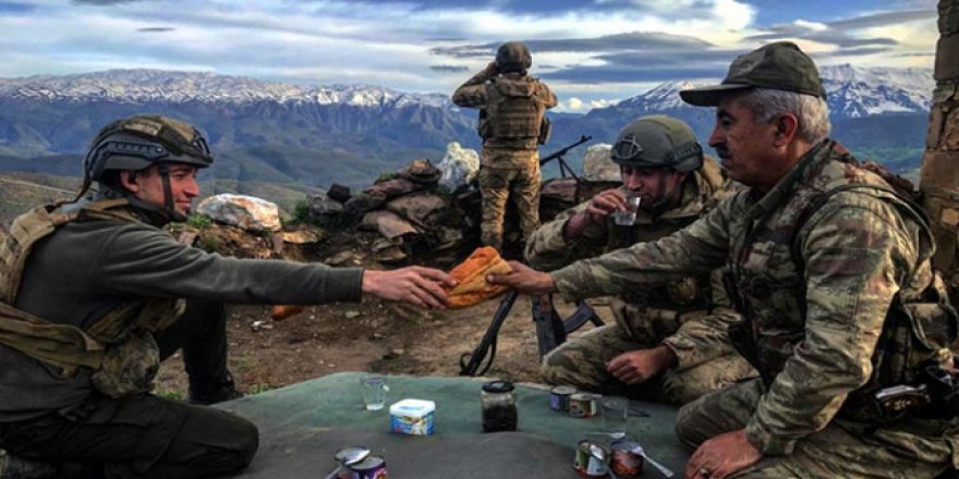 Bitlis'teki komandolar ilk iftarlarını dün yaptı