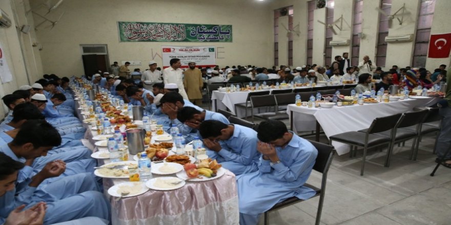 Türk Kızılaydan Pakistan'da 500 yetime iftar