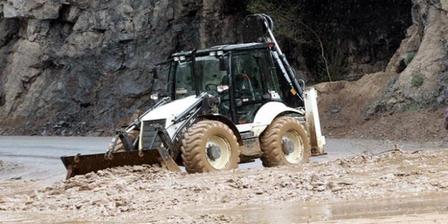 Heyelan nedeniyle kapanan Hakkari-Çukurca kara yolu trafiğe açıldı