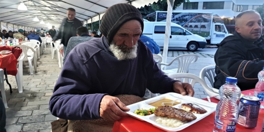 Türk askerinden Kosova'da iftar programı