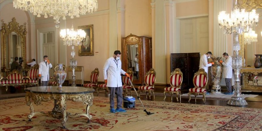Saraylardaki tarihi emanetlerin bakımını titizlikle yürütüyorlar