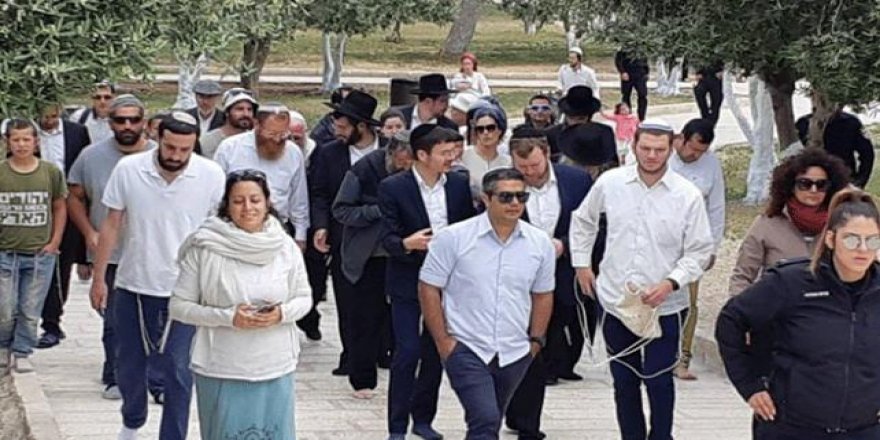 Onlarca Fanatik Yahudi'den Mescid-i Aksa'ya baskın