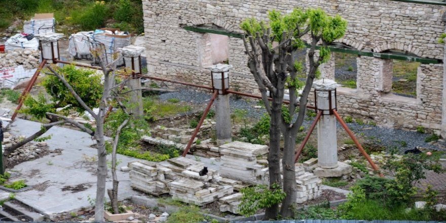 Defineciler 500 yıllık camiyi talan etti