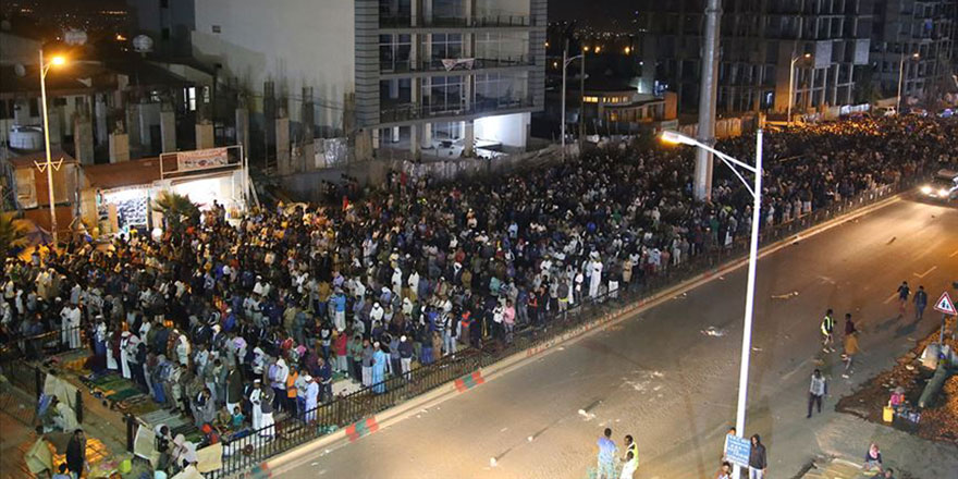 Etiyopyalı Müslümanlar teravihte caddeleri trafiğe kapatıyor