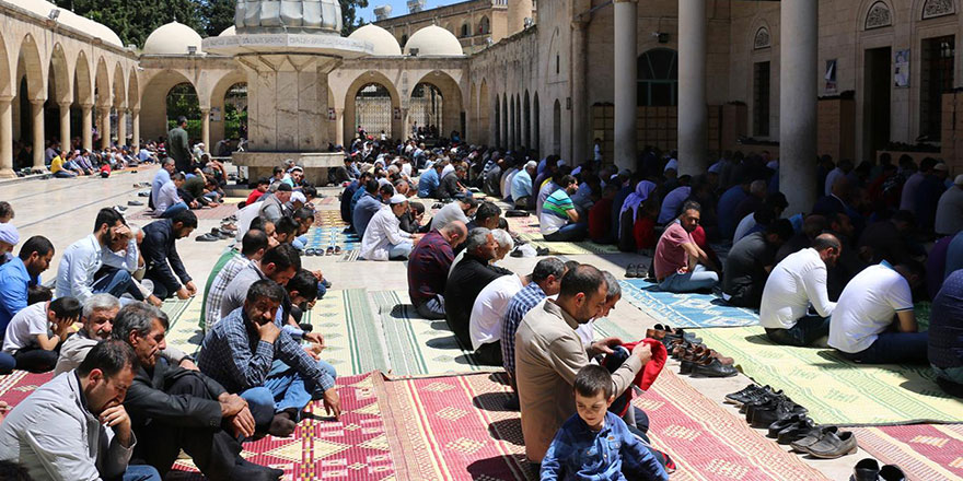 Cuma namazı sonrası Said Nursi'nin mezarında Fatiha