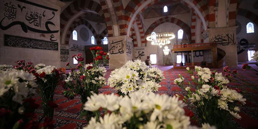 Osmanlı geleneği gereği Eski Cami çiçeklerle donatıldı