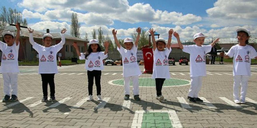 Trafik bilincini köydeki eğitim parkurunda öğreniyorlar
