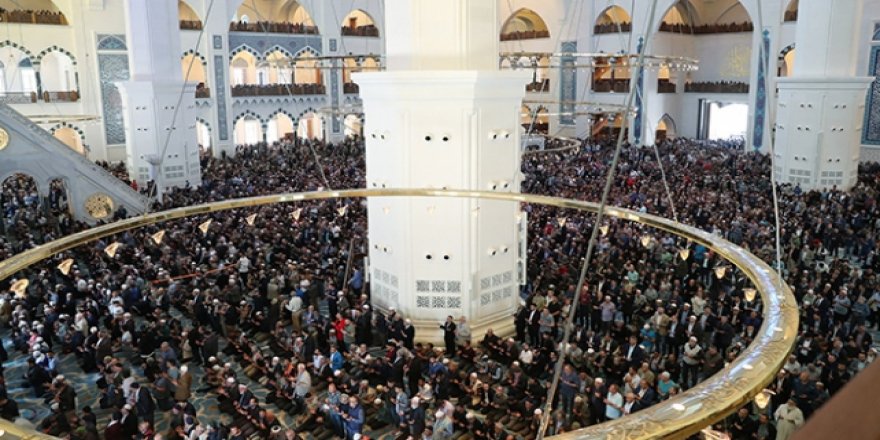 Büyük Çamlıca Camii’nde ramazanın ilk cuması kılındı