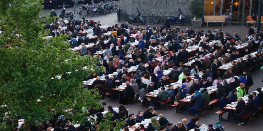 Hollandalı Müslümanlar oruçlarını sokakta açtı