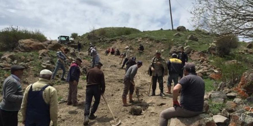 Köylülerden imece usulü yol temizleme