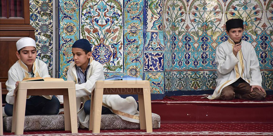 Genç hafızlar mukabele geleneğini yaşatıyor