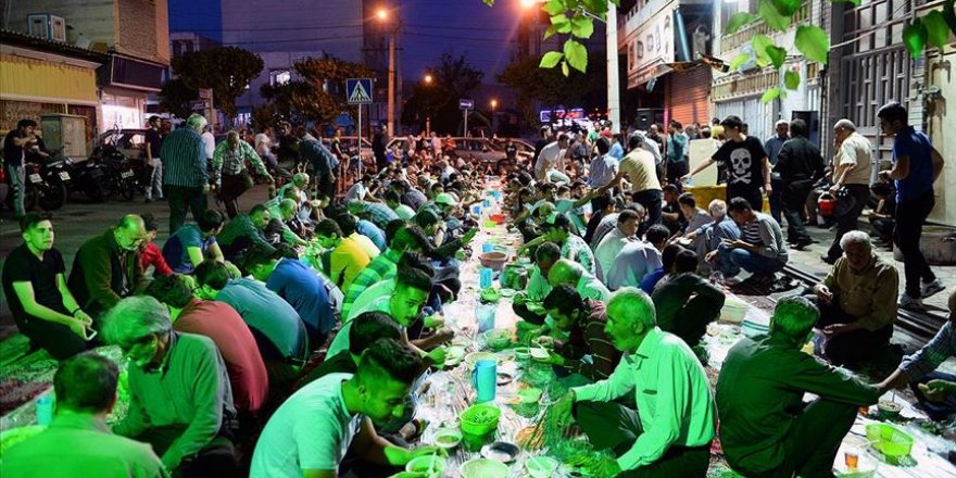 Tahran'da sokak iftarı geleneği sürdü