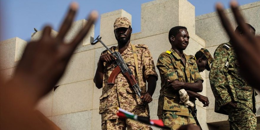 Sudan'da ordu karargahı önündeki göstericilere saldırı