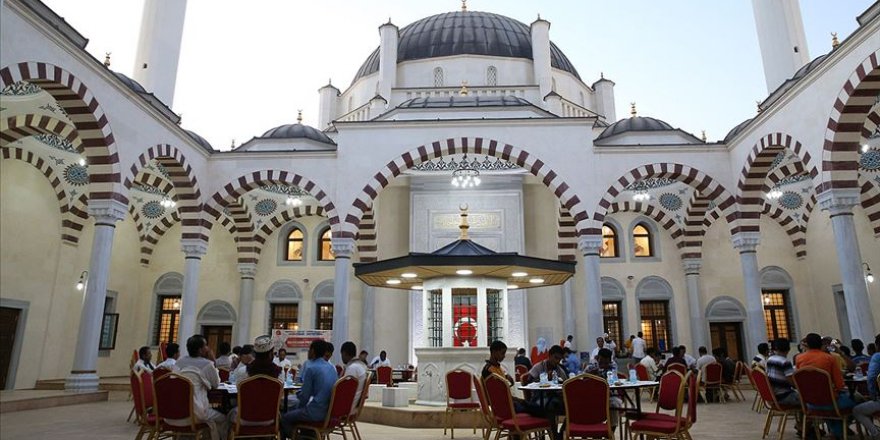 Cibuti'nin simgesi haline gelen 2. Abdülhamid Han Camisi'nde iftar