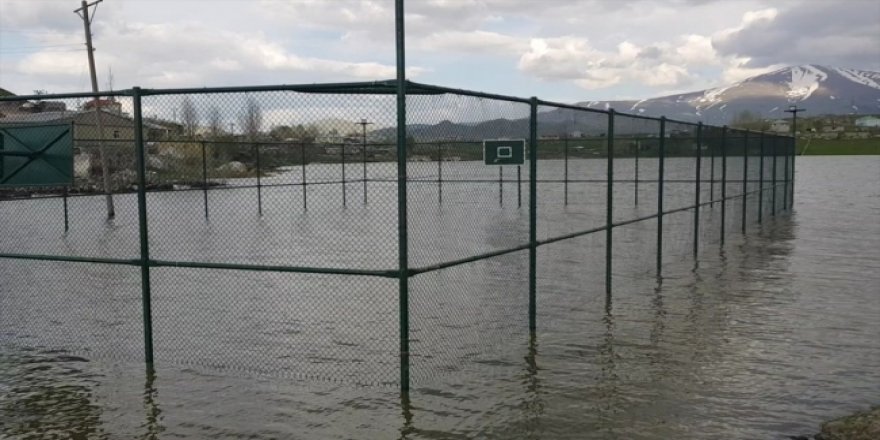 Muş'ta park ve ormanları su bastı