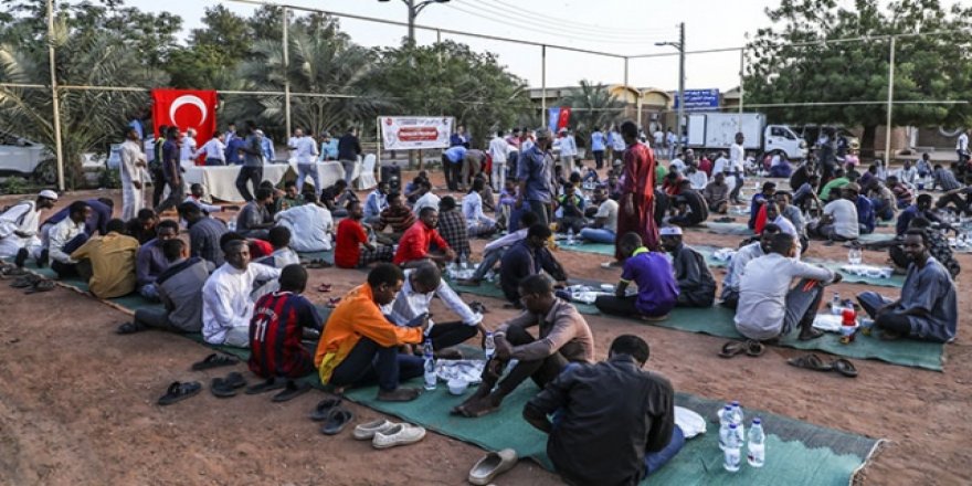 TDV'den Afrikalı bin 500 öğrenciye iftar