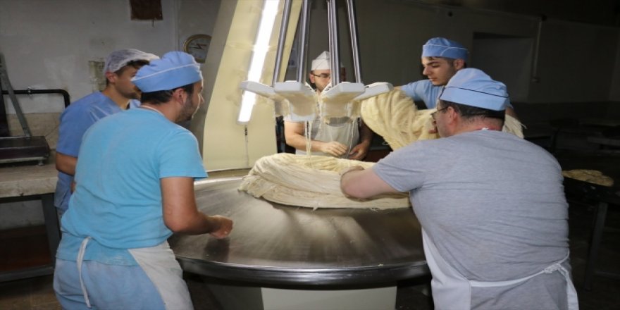 İftarla sahur arasında "çekme helva" mesaisi