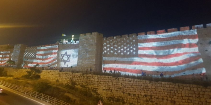 Kudüs duvarlarına ABD ve İsrail bayrağı yansıtıldı